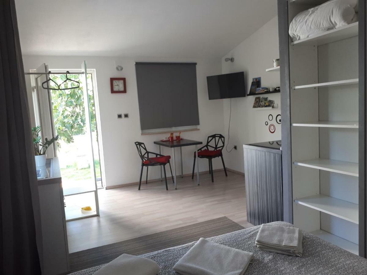 Studio Apartman Splash Pjescana Uvala Esterno foto